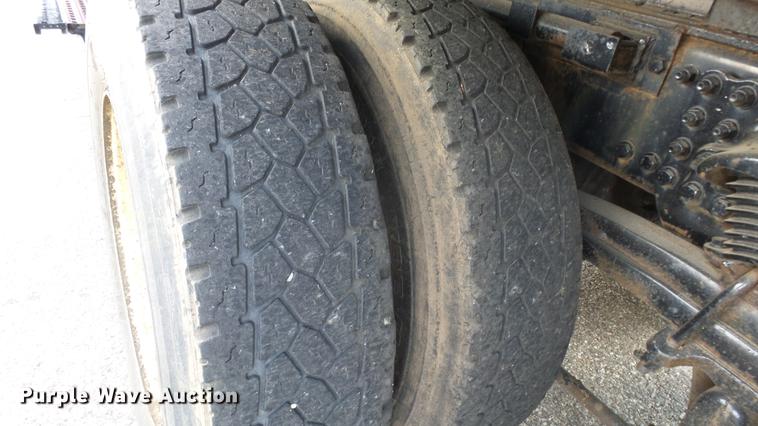 image for item DE7262 2001 Sterling LT7501 dump truck