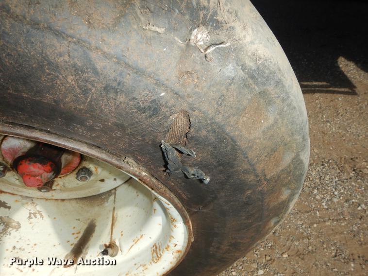 image for item DF1786 2000 New Holland TS100 tractor