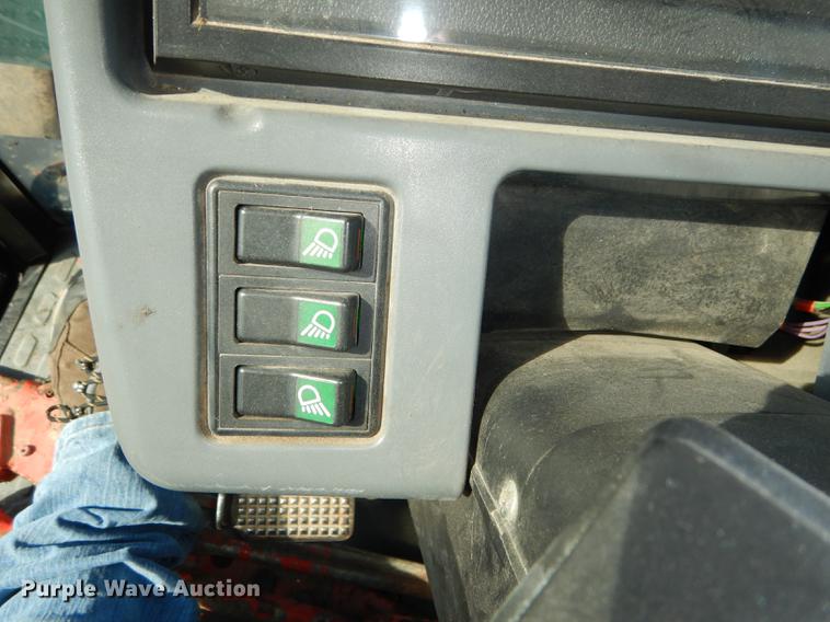 image for item DF1786 2000 New Holland TS100 tractor