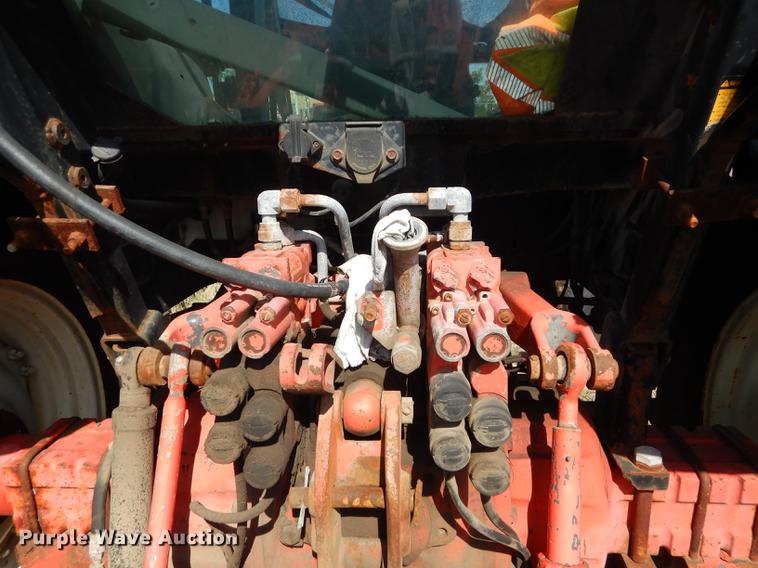 image for item DF1787 1999 New Holland TS100 tractor