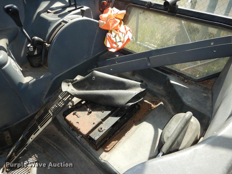 image for item DF1787 1999 New Holland TS100 tractor