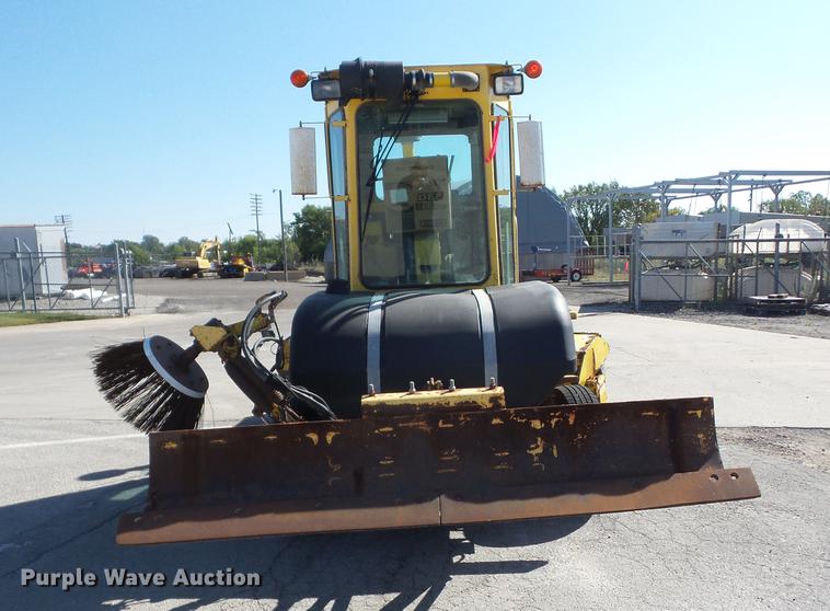 image for item EI9937 2007 Superior DT80CT broom