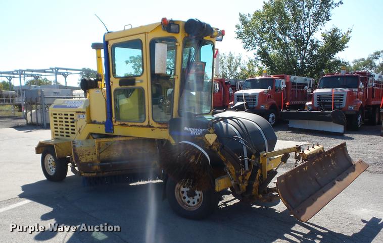 image for item EI9937 2007 Superior DT80CT broom