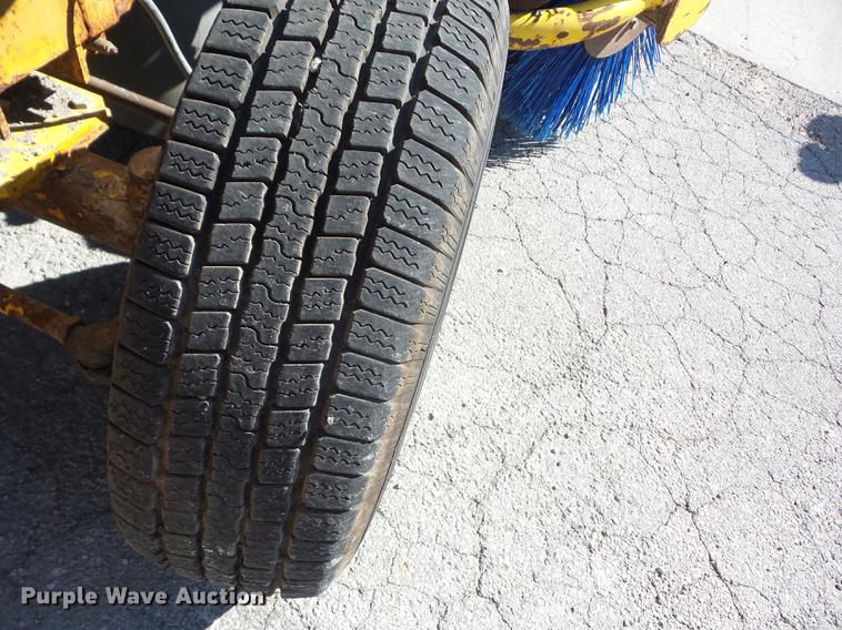 image for item EI9937 2007 Superior DT80CT broom