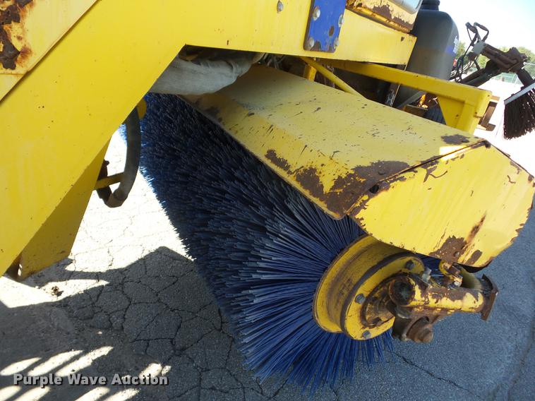 image for item EI9937 2007 Superior DT80CT broom