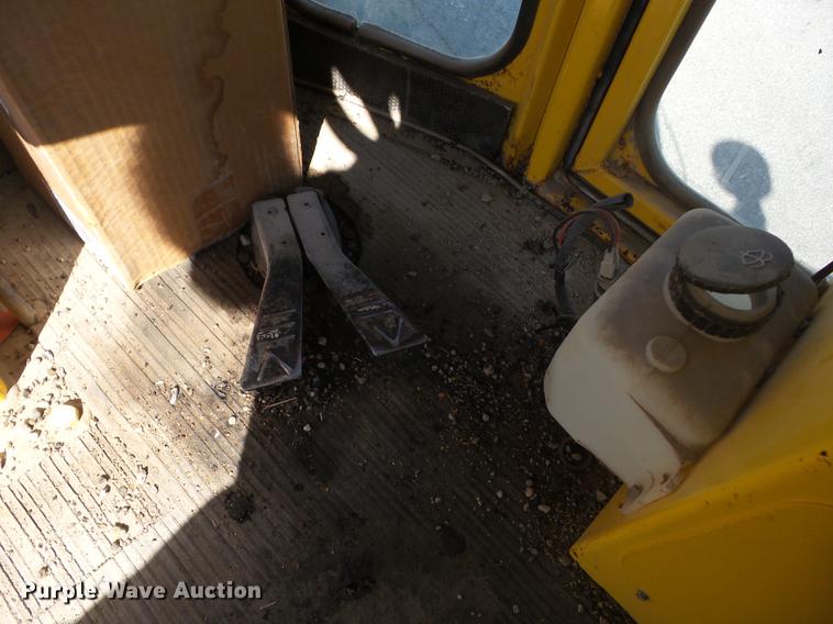 image for item EI9937 2007 Superior DT80CT broom