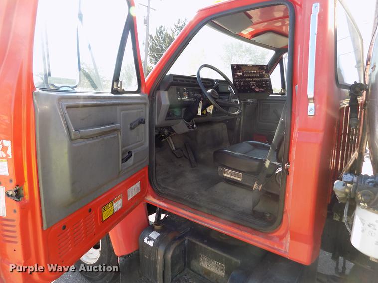 image for item ER9112 1998 Ford F700 oil distribution truck