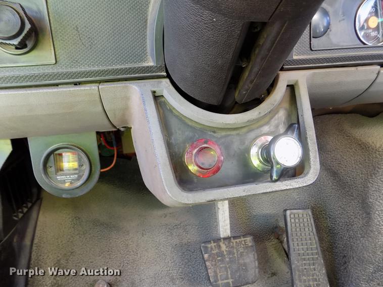 image for item ER9112 1998 Ford F700 oil distribution truck