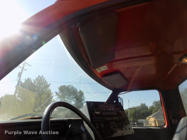 image for item ER9112 1998 Ford F700 oil distribution truck