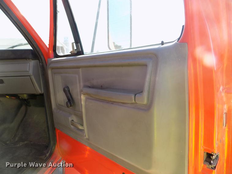 image for item ER9112 1998 Ford F700 oil distribution truck