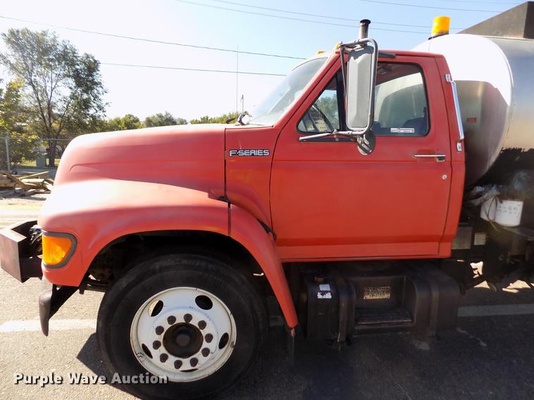 image for item ER9112 1998 Ford F700 oil distribution truck