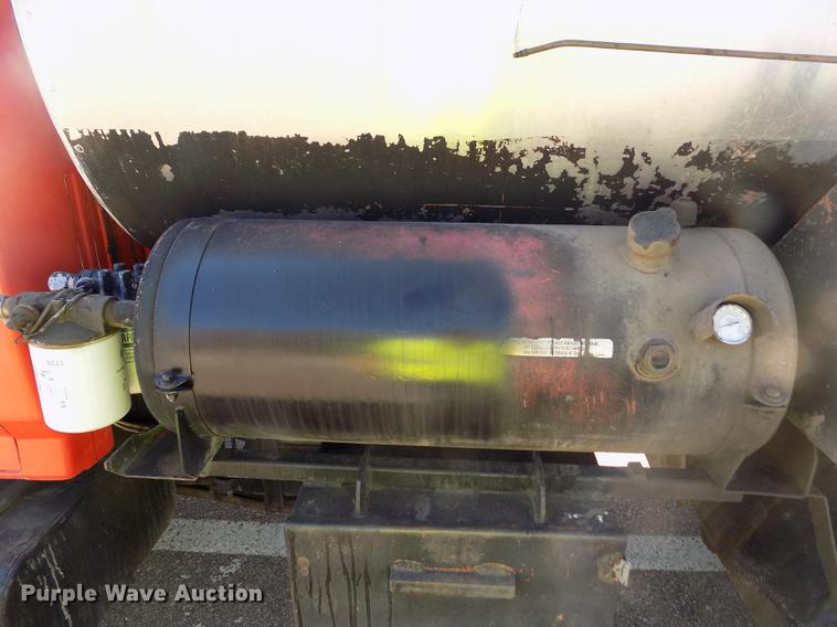 image for item ER9112 1998 Ford F700 oil distribution truck