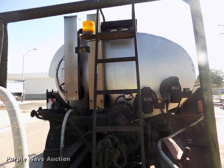 image for item ER9112 1998 Ford F700 oil distribution truck