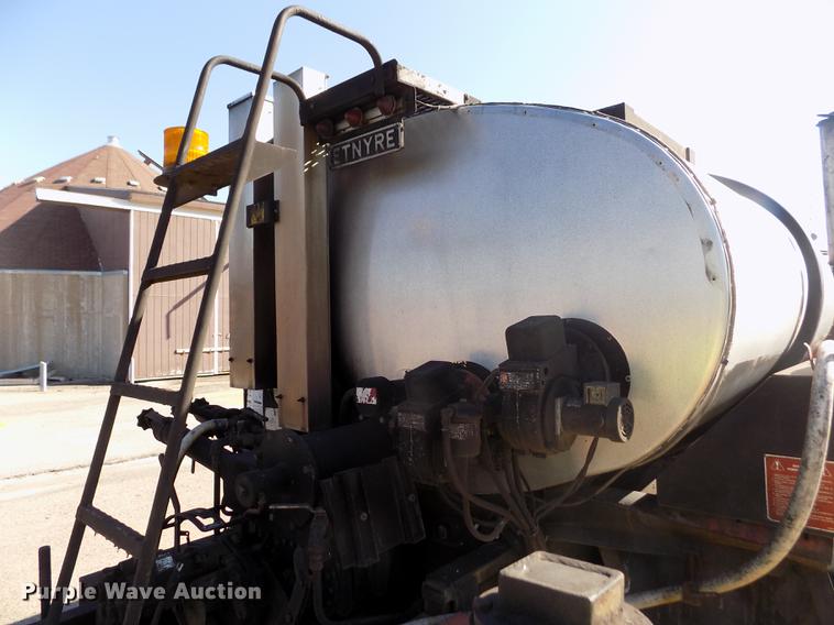 image for item ER9112 1998 Ford F700 oil distribution truck