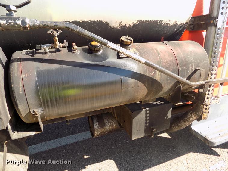 image for item ER9112 1998 Ford F700 oil distribution truck