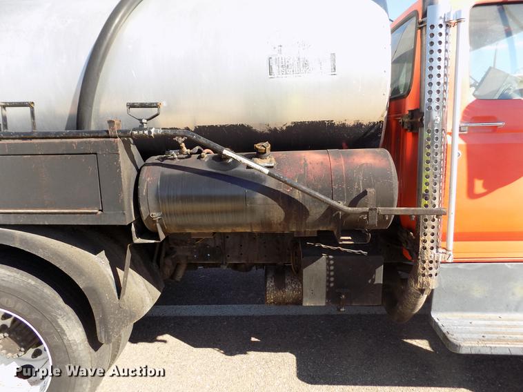 image for item ER9112 1998 Ford F700 oil distribution truck