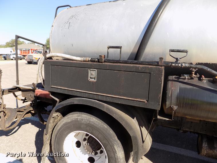 image for item ER9112 1998 Ford F700 oil distribution truck