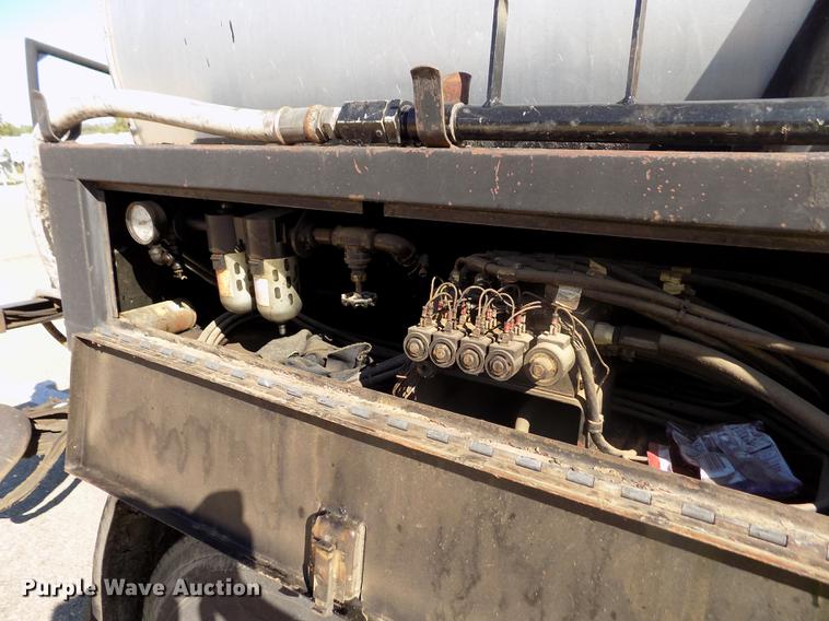 image for item ER9112 1998 Ford F700 oil distribution truck
