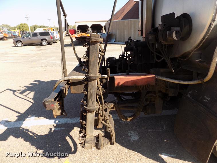 image for item ER9112 1998 Ford F700 oil distribution truck