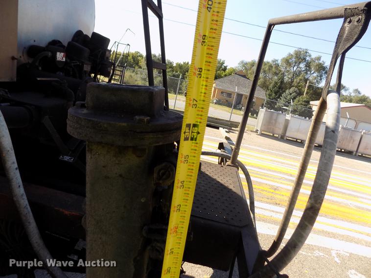 image for item ER9112 1998 Ford F700 oil distribution truck