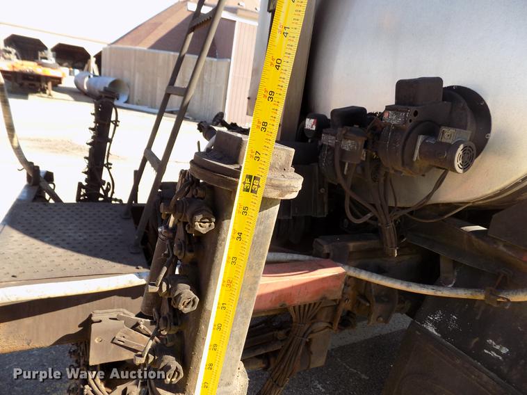 image for item ER9112 1998 Ford F700 oil distribution truck