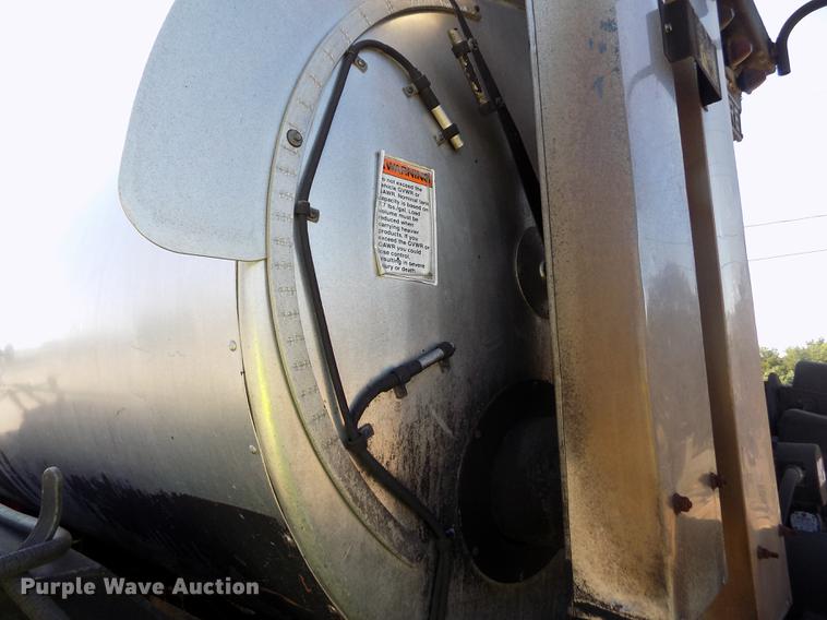 image for item ER9112 1998 Ford F700 oil distribution truck