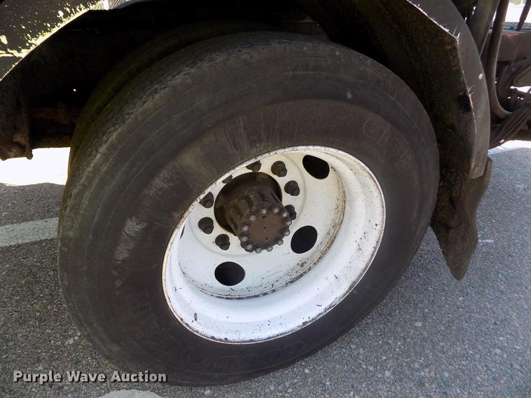 image for item ER9112 1998 Ford F700 oil distribution truck