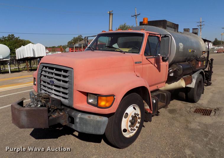 image for item ER9113 1998 Ford F800 oil distribution truck