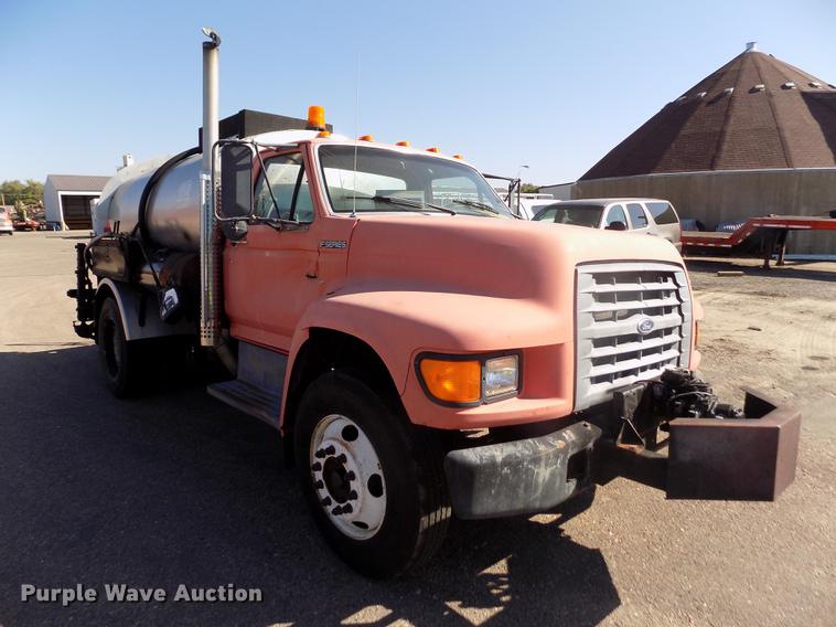 image for item ER9113 1998 Ford F800 oil distribution truck