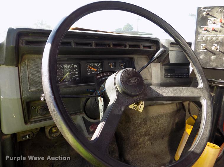 image for item ER9113 1998 Ford F800 oil distribution truck