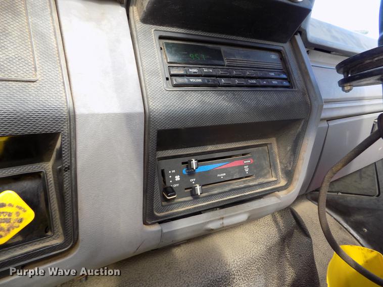 image for item ER9113 1998 Ford F800 oil distribution truck
