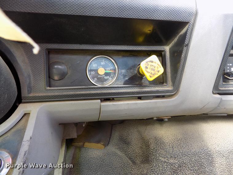 image for item ER9113 1998 Ford F800 oil distribution truck