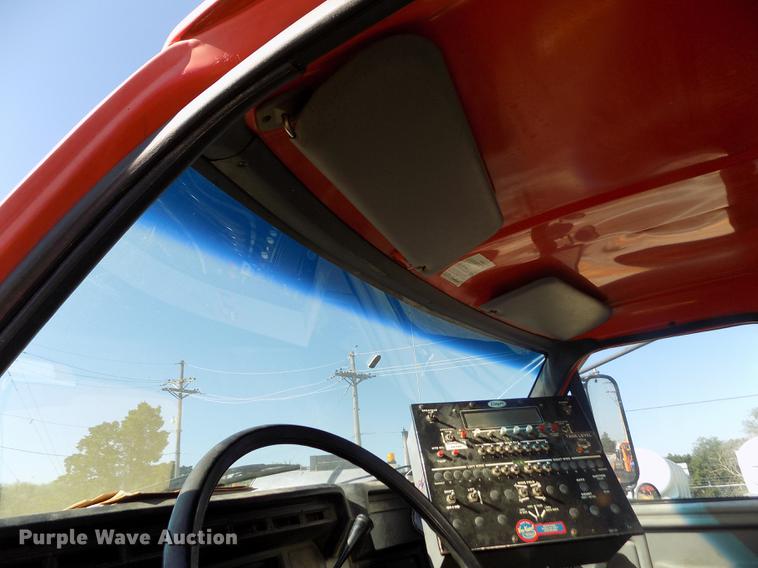 image for item ER9113 1998 Ford F800 oil distribution truck