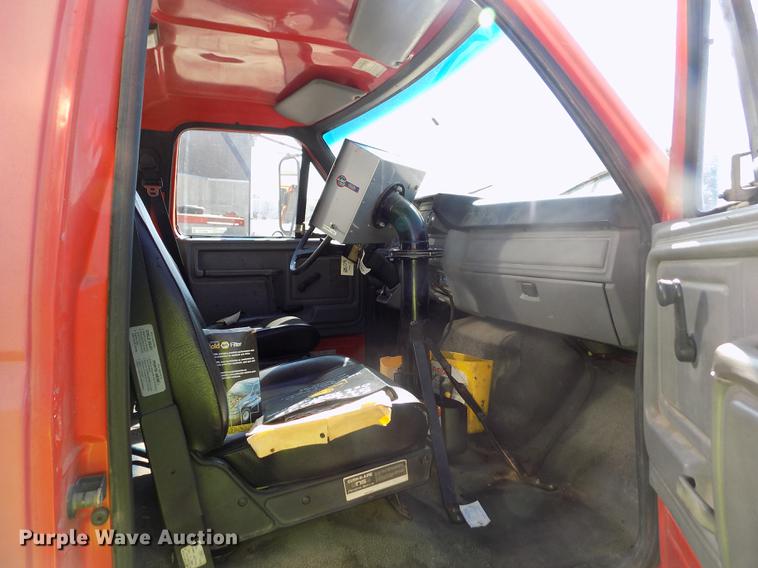 image for item ER9113 1998 Ford F800 oil distribution truck