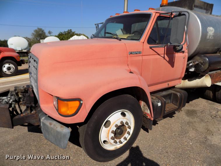 image for item ER9113 1998 Ford F800 oil distribution truck