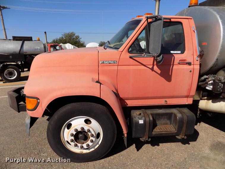 image for item ER9113 1998 Ford F800 oil distribution truck