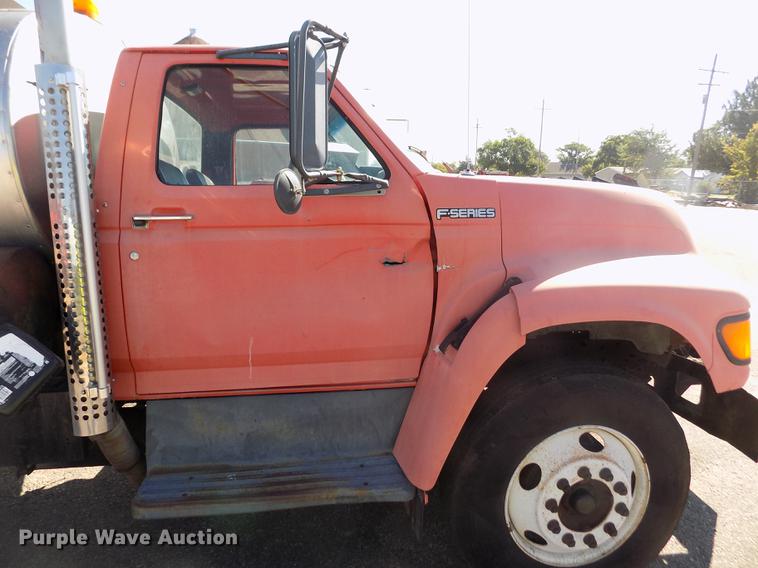 image for item ER9113 1998 Ford F800 oil distribution truck