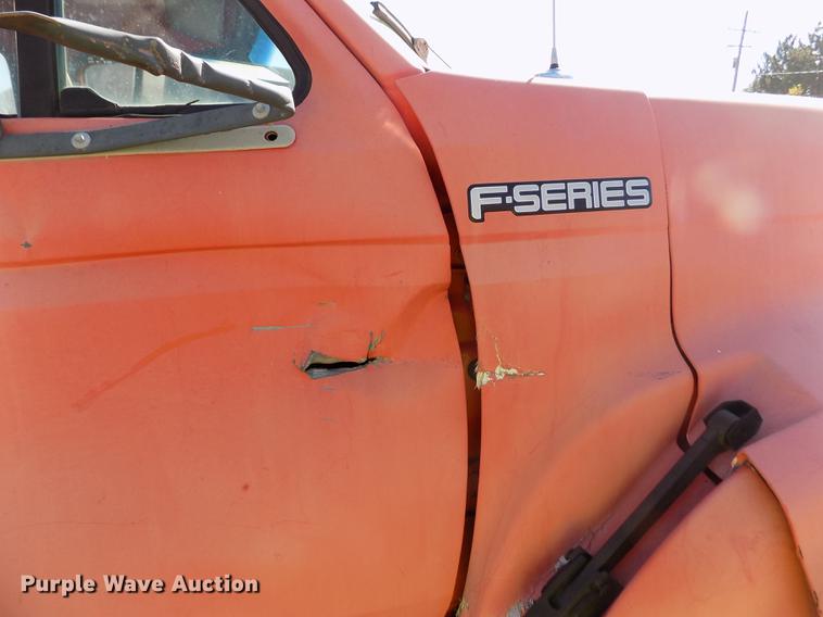 image for item ER9113 1998 Ford F800 oil distribution truck