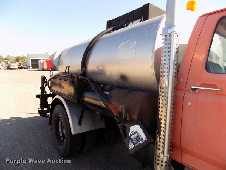 image for item ER9113 1998 Ford F800 oil distribution truck
