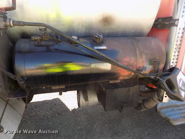 image for item ER9113 1998 Ford F800 oil distribution truck