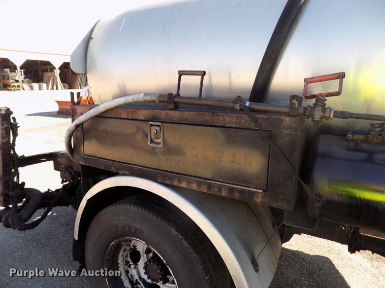 image for item ER9113 1998 Ford F800 oil distribution truck