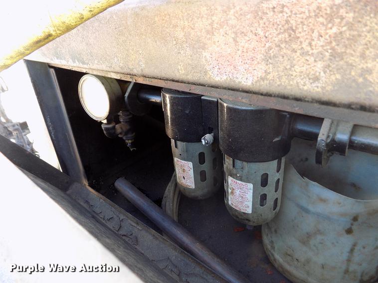 image for item ER9113 1998 Ford F800 oil distribution truck