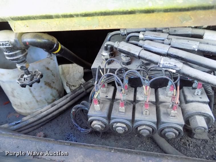 image for item ER9113 1998 Ford F800 oil distribution truck