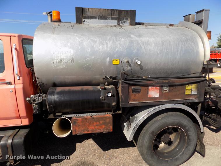 image for item ER9113 1998 Ford F800 oil distribution truck