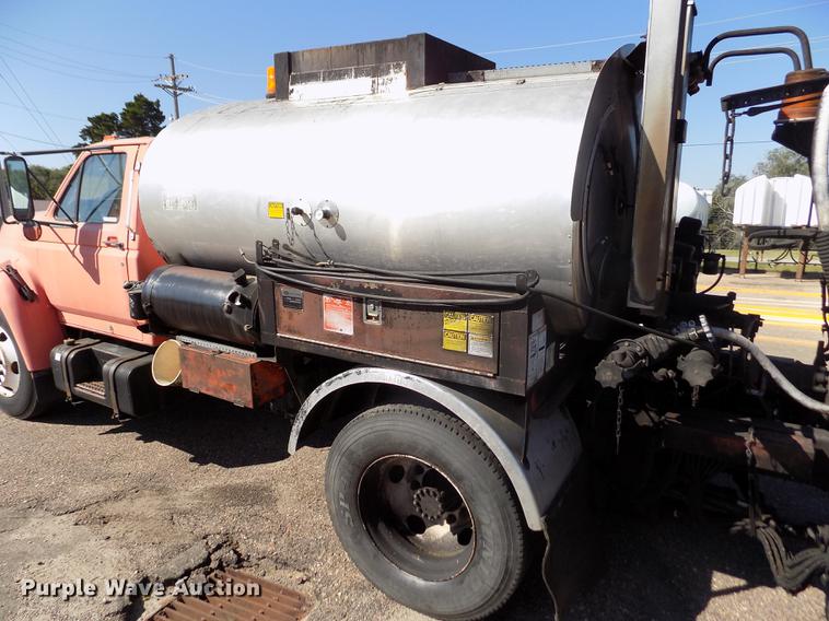 image for item ER9113 1998 Ford F800 oil distribution truck