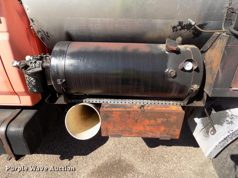 image for item ER9113 1998 Ford F800 oil distribution truck