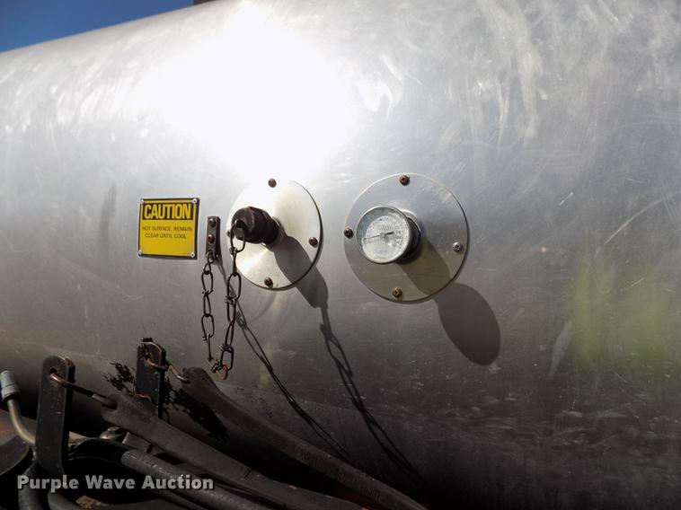 image for item ER9113 1998 Ford F800 oil distribution truck