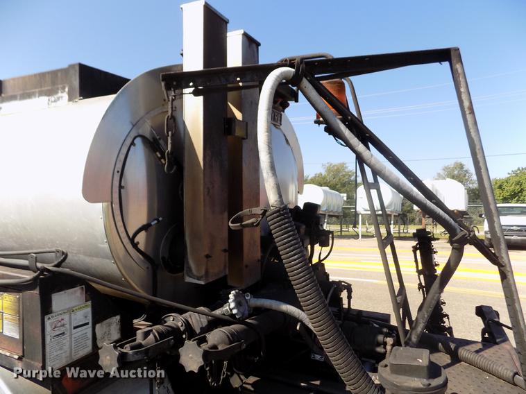 image for item ER9113 1998 Ford F800 oil distribution truck