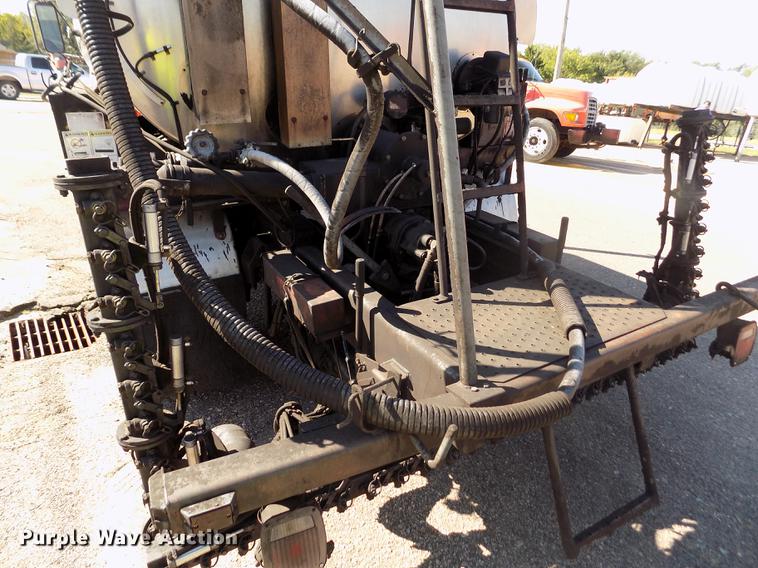 image for item ER9113 1998 Ford F800 oil distribution truck