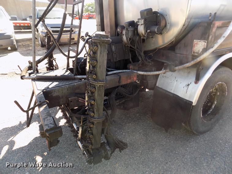 image for item ER9113 1998 Ford F800 oil distribution truck